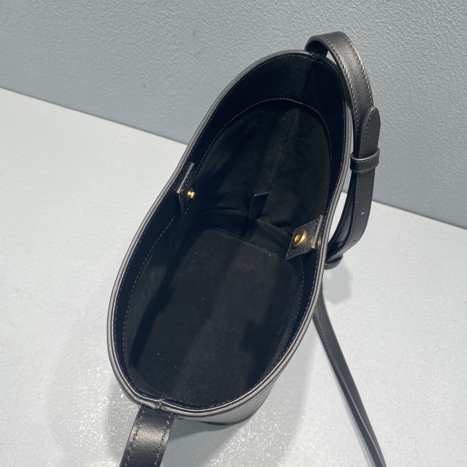 1:1 Replica Celine Small Bucket Cuir Triomphe Black For Women 9in/22cm 198243DU3.38NO - Image 4