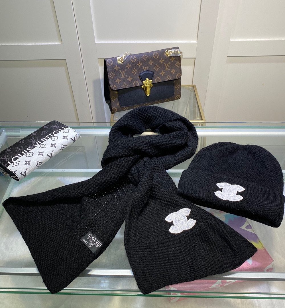 Chanel Beanie & Scarf Set In Black 