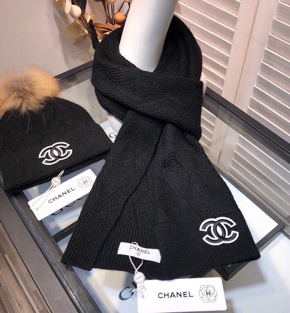 Chanel Beanie & Scarf Set In Black