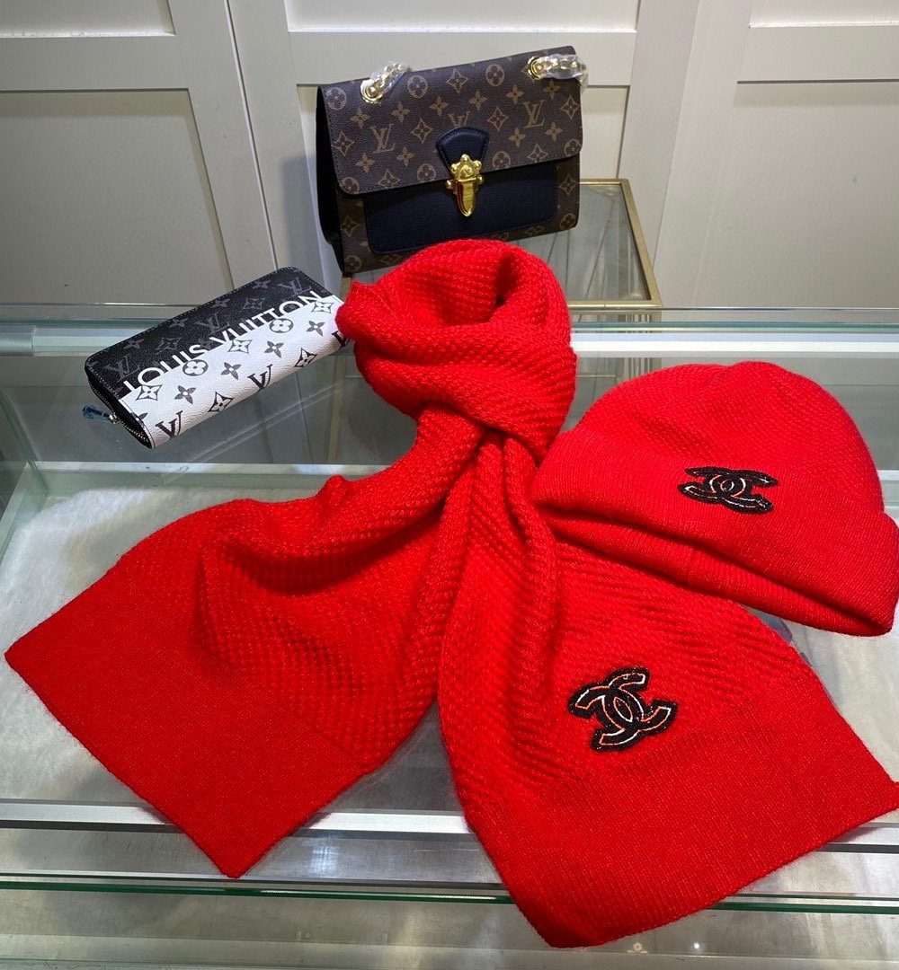 Chanel Beanie & Scarf Set In Red