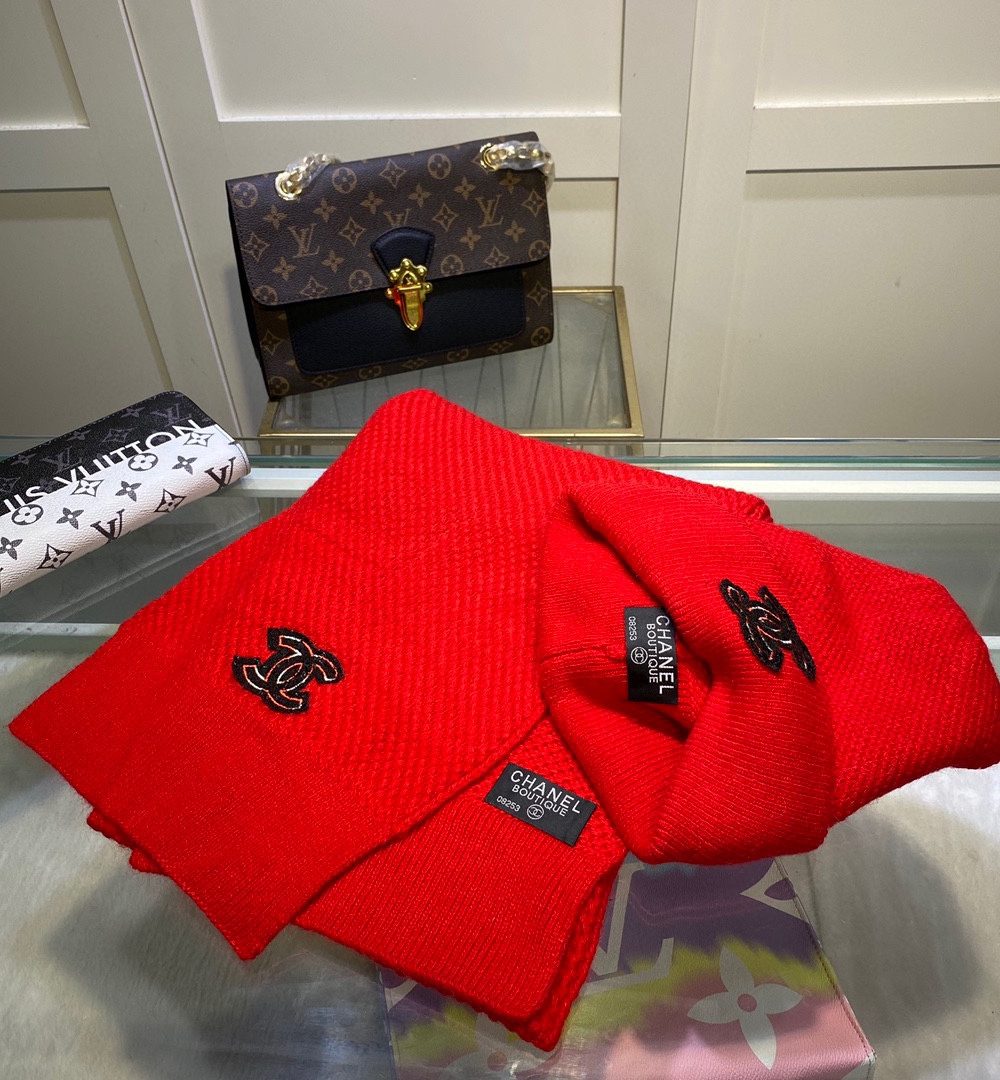 Chanel Beanie & Scarf Set In Red 