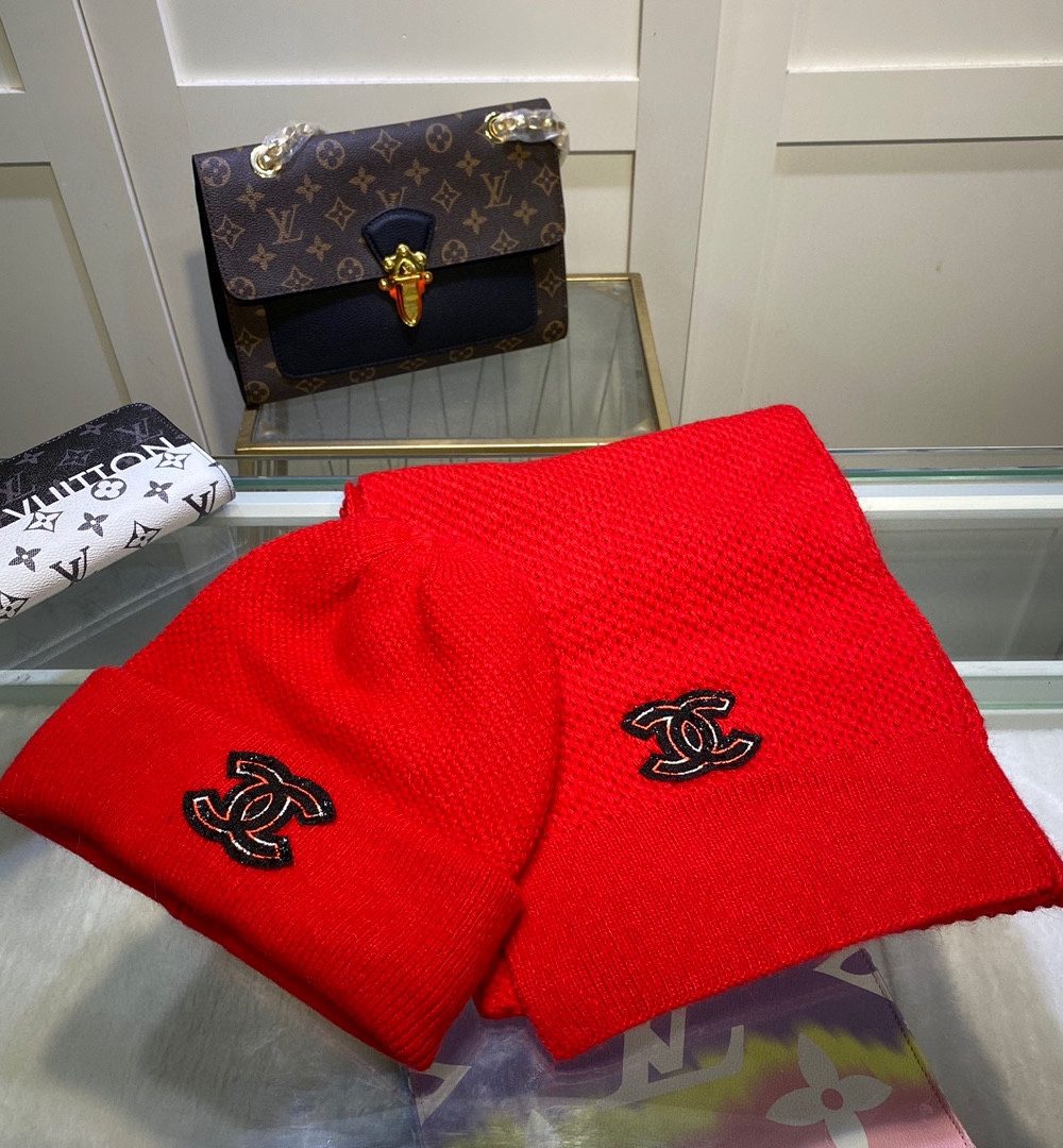Chanel Beanie & Scarf Set In Red 