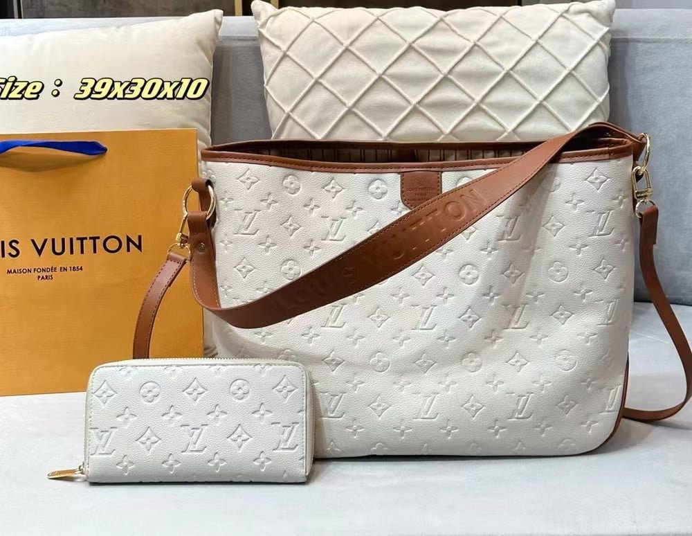 DBS-LC472 - Delightful MM Handbag Deal