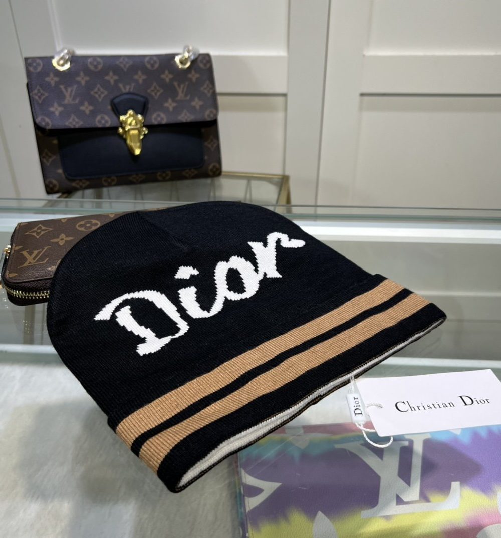 Dior Pompom Beanie In Black