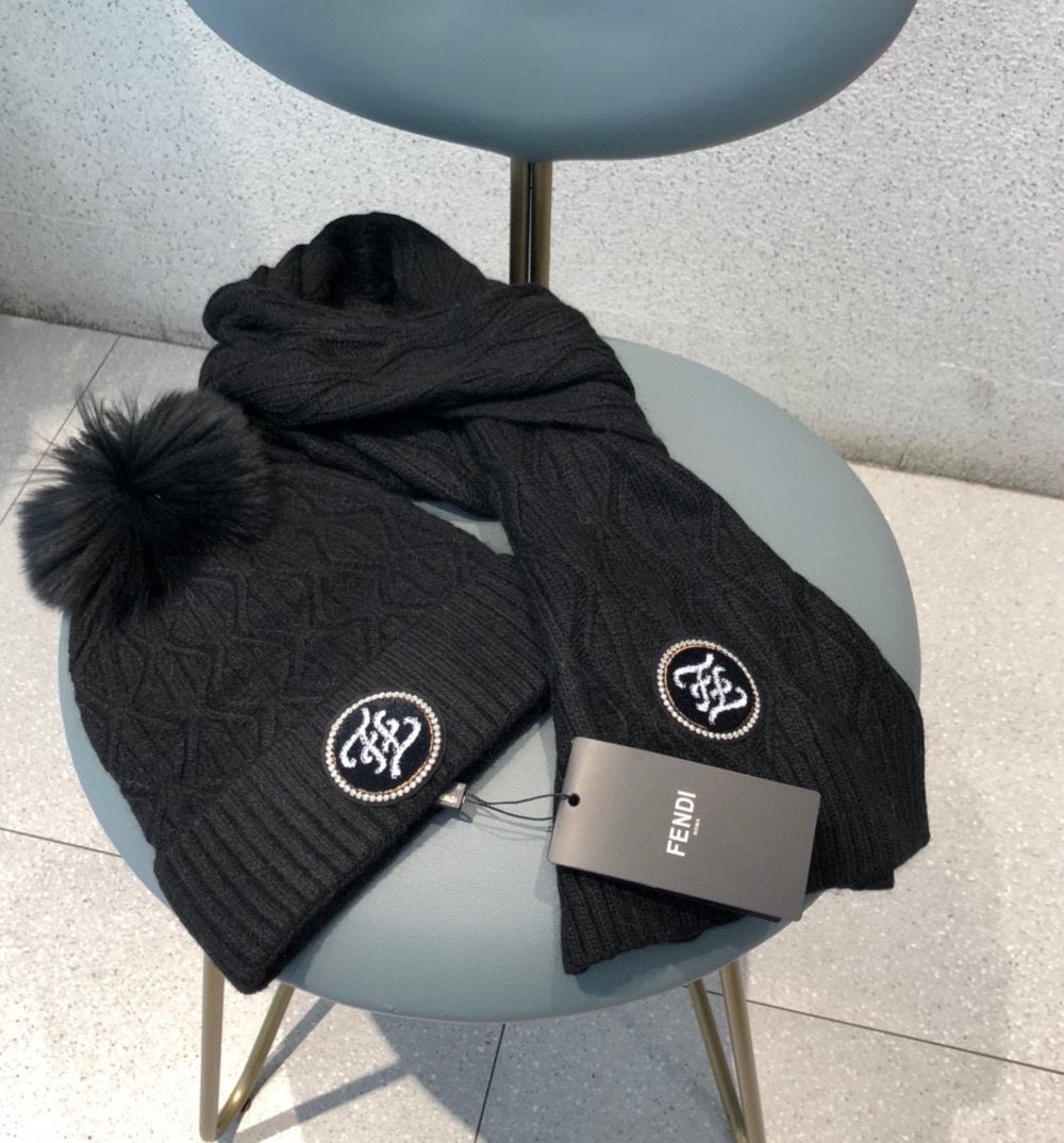 Fendi Beanie & Scarf Set In Black