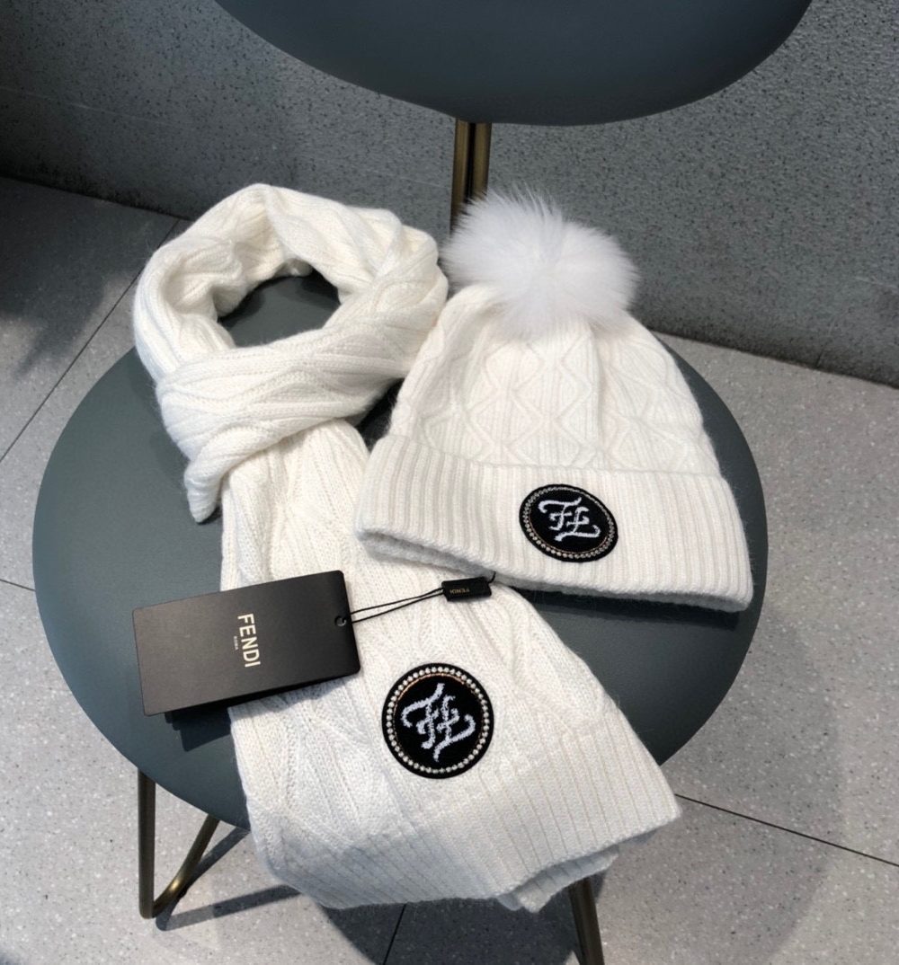 Fendi Beanie & Scarf Set In White