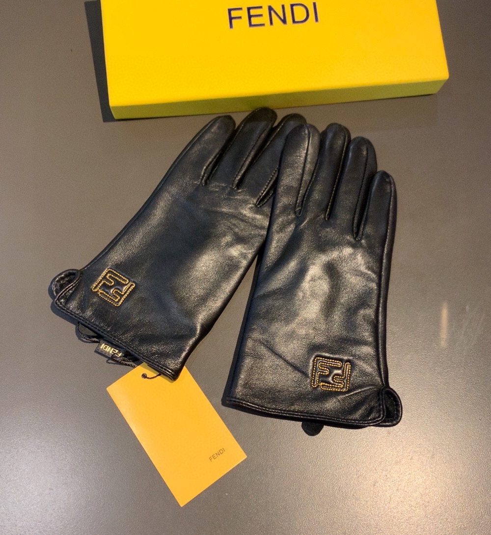 Fendi Gloves In Black