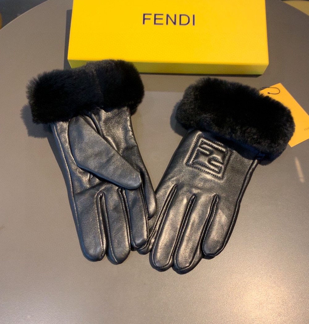 Fendi Gloves In Black