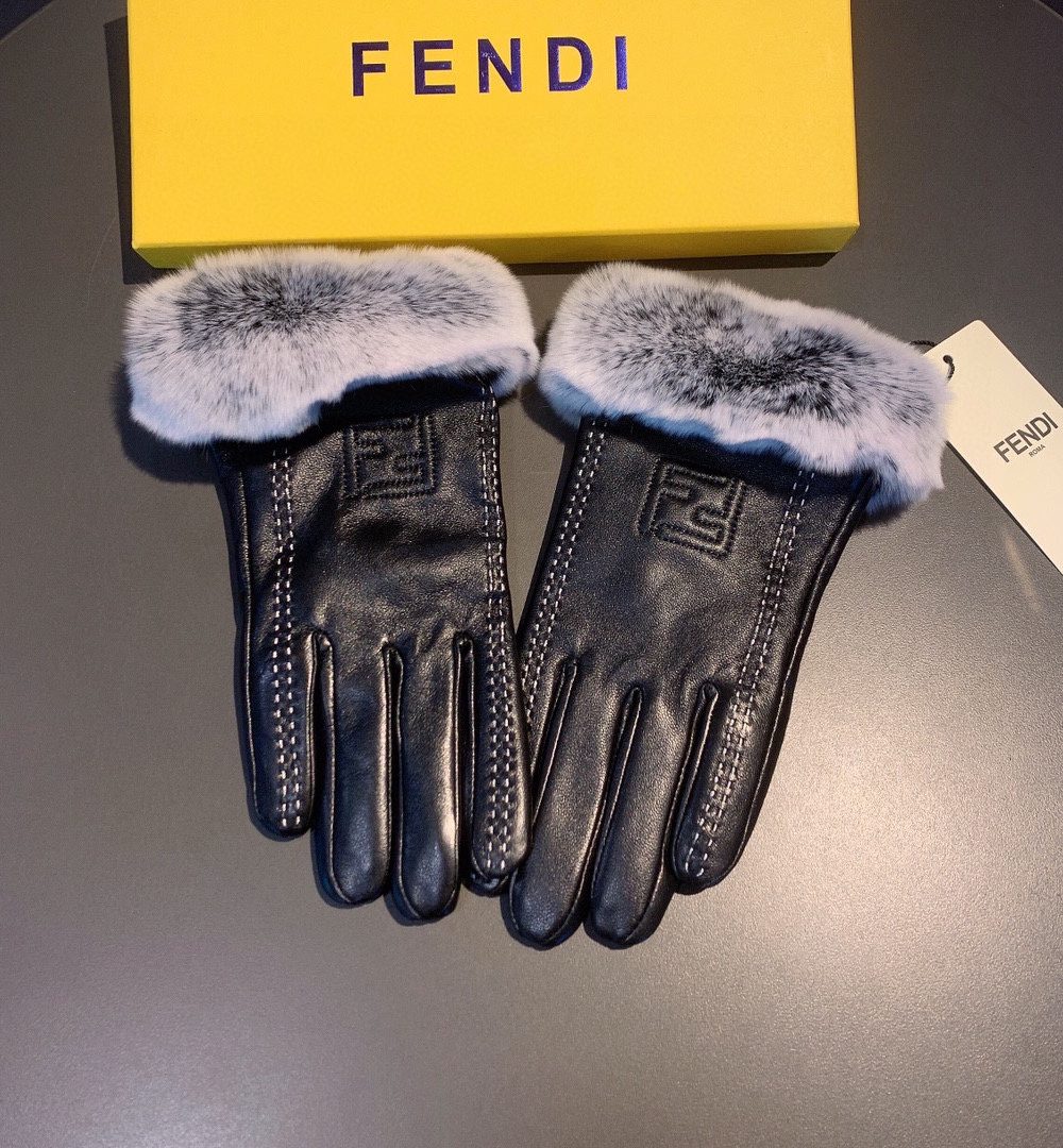 Fendi Gloves In Black