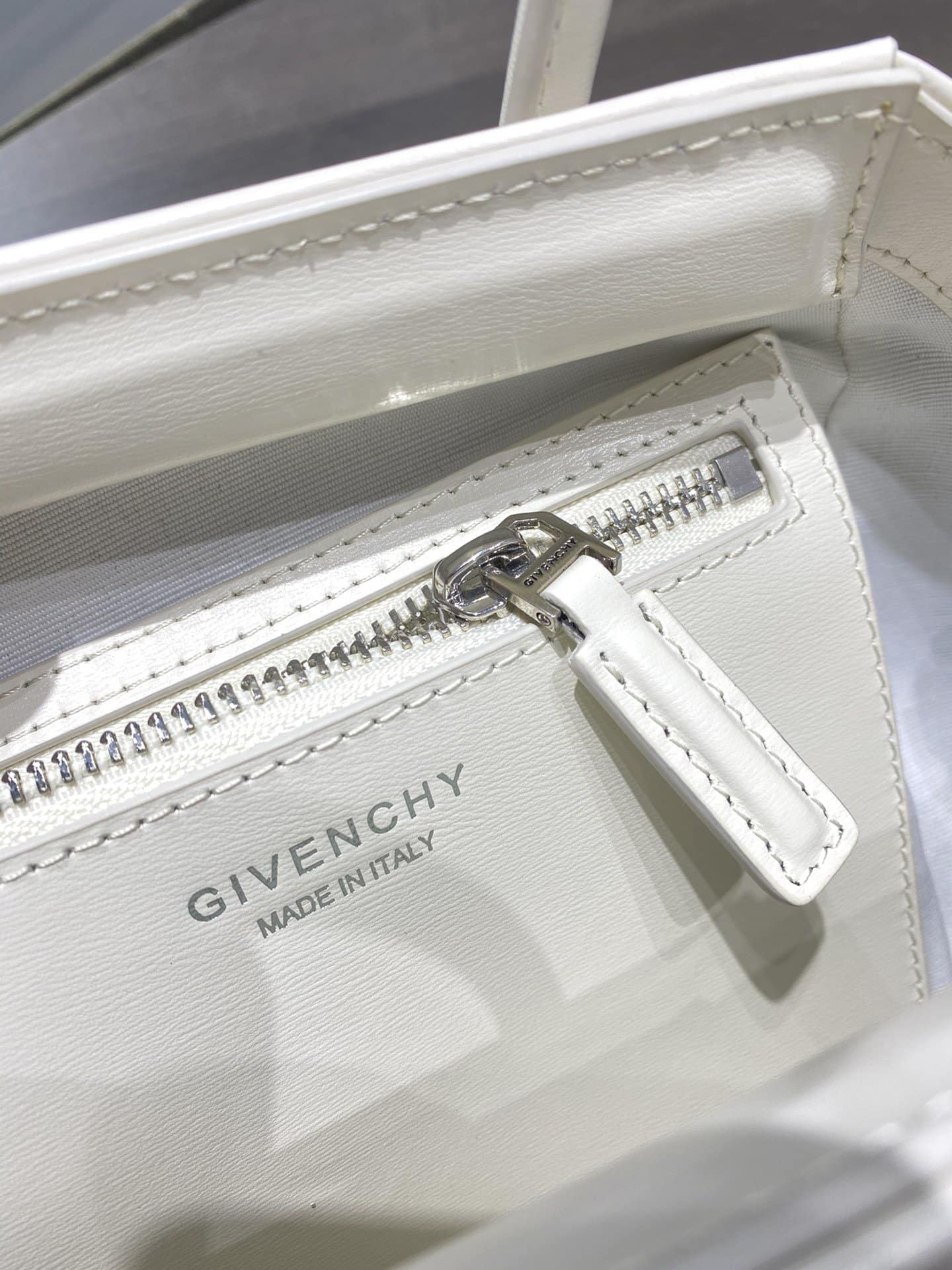 Givenchy Mini Antigona Lock Bag Ivory For Women, Women's Handbags, Shoulder Bags 8.7in/22cm GVC BB50J0B16S-105 - Image 2