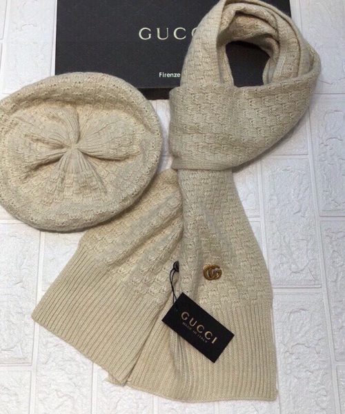 Gucci Beanie & Scarf Set In Beige