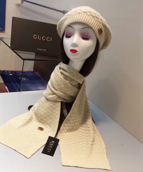 Gucci Beanie & Scarf Set In Beige 