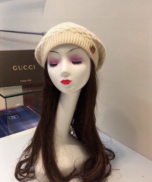 Gucci Beanie & Scarf Set In Beige 