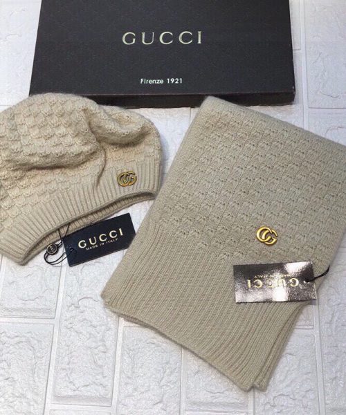 Gucci Beanie & Scarf Set In Beige 