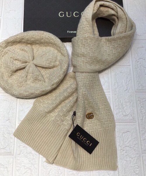 Gucci Beanie & Scarf Set In Beige 