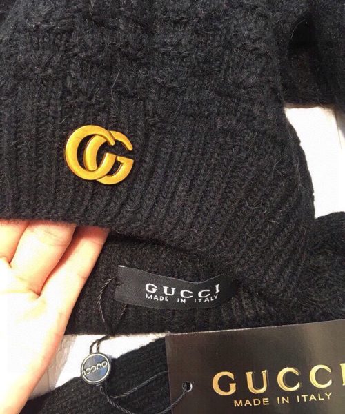 Gucci Beanie & Scarf Set In Black 