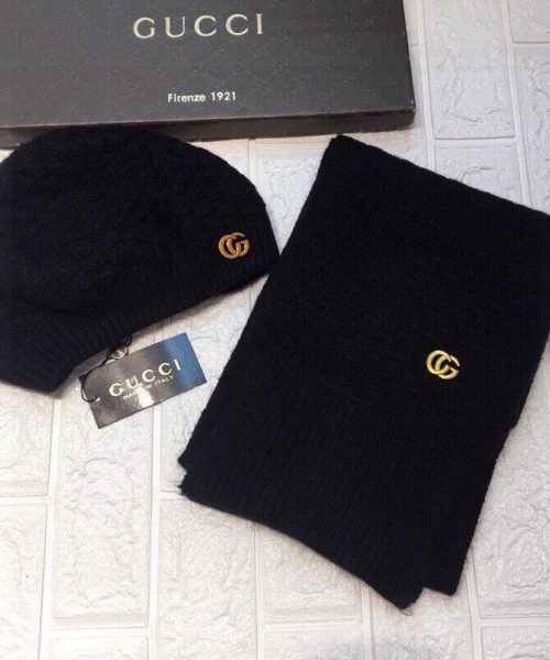 Gucci Beanie & Scarf Set In Black 