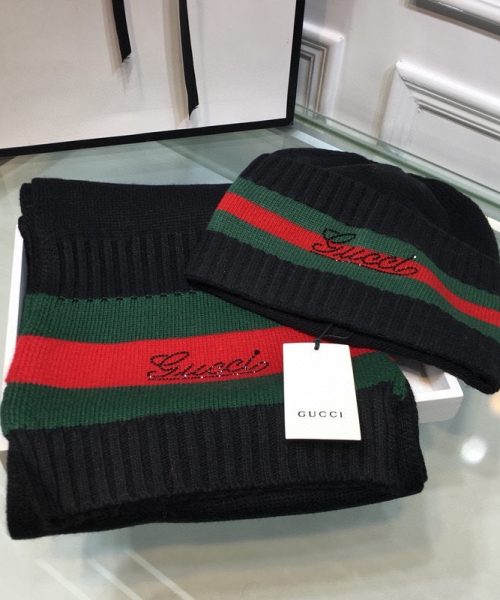 Gucci Beanie & Scarf Set In Black 