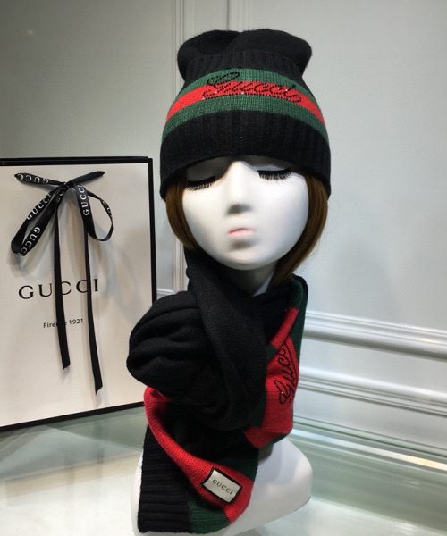 Gucci Beanie & Scarf Set In Black 