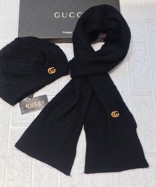 Gucci Beanie & Scarf Set In Black 