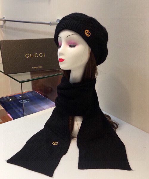 Gucci Beanie & Scarf Set In Black 