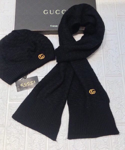 Gucci Beanie & Scarf Set In Black 