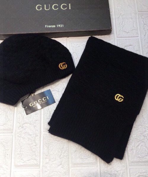 Gucci Beanie & Scarf Set In Black 
