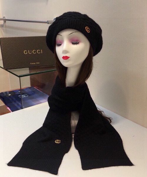 Gucci Beanie & Scarf Set In Black 