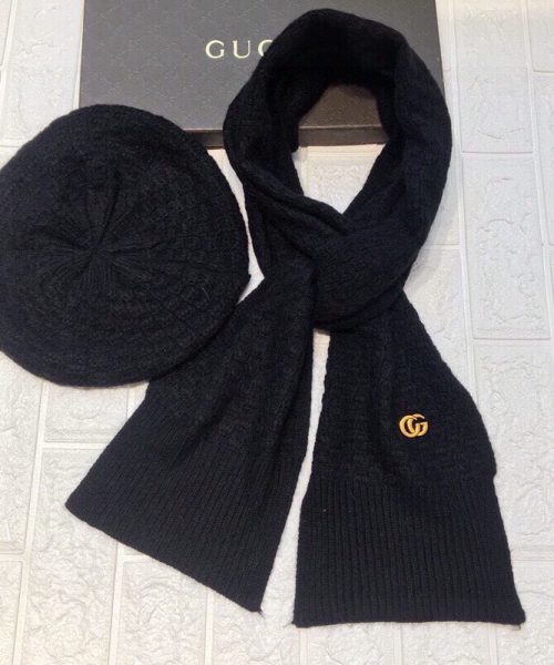 Gucci Beanie & Scarf Set In Black 