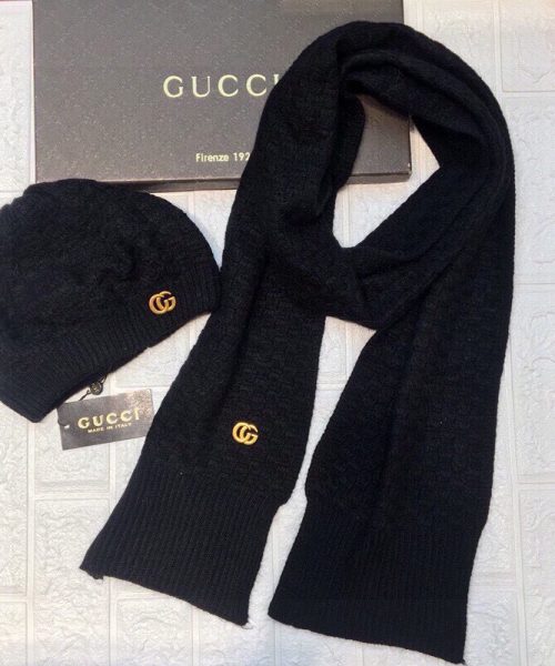 Gucci Beanie & Scarf Set In Black 