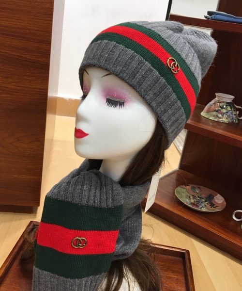 Gucci Beanie & Scarf Set In Grey 