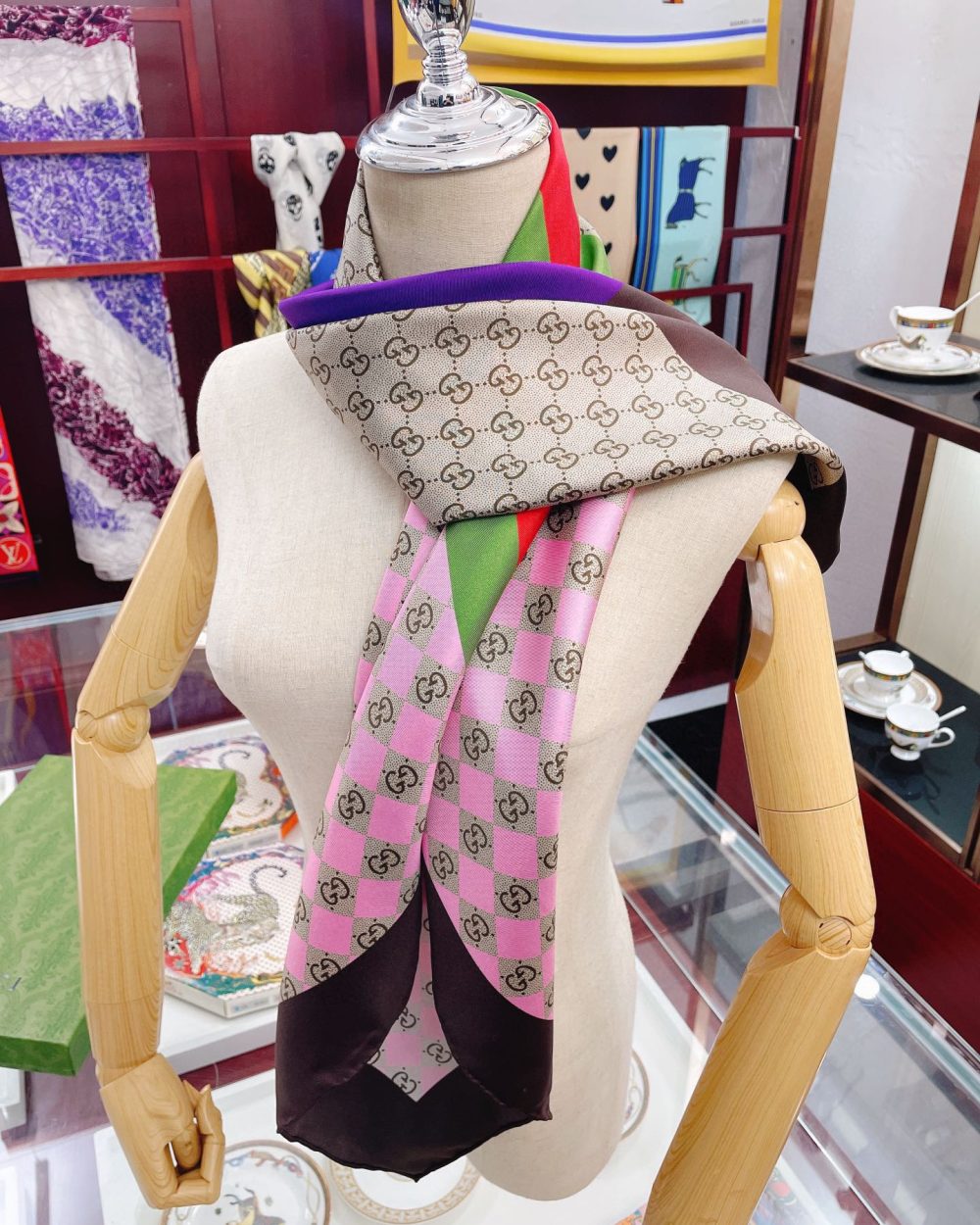 Gucci Geometric GG Print Twill Beige and Dark Green Scarf 90cm/35in ‎682469 3G001 9766 