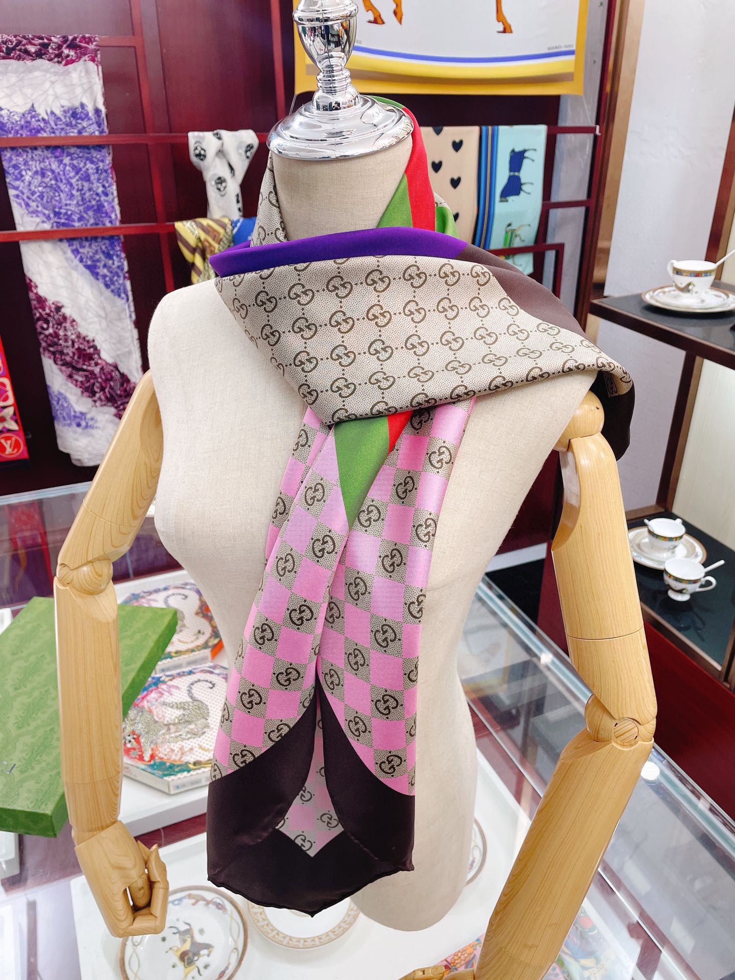 Gucci Geometric GG Print Twill Beige and Dark Green Scarf 90cm/35in 682469 3G001 9766 - Image 3