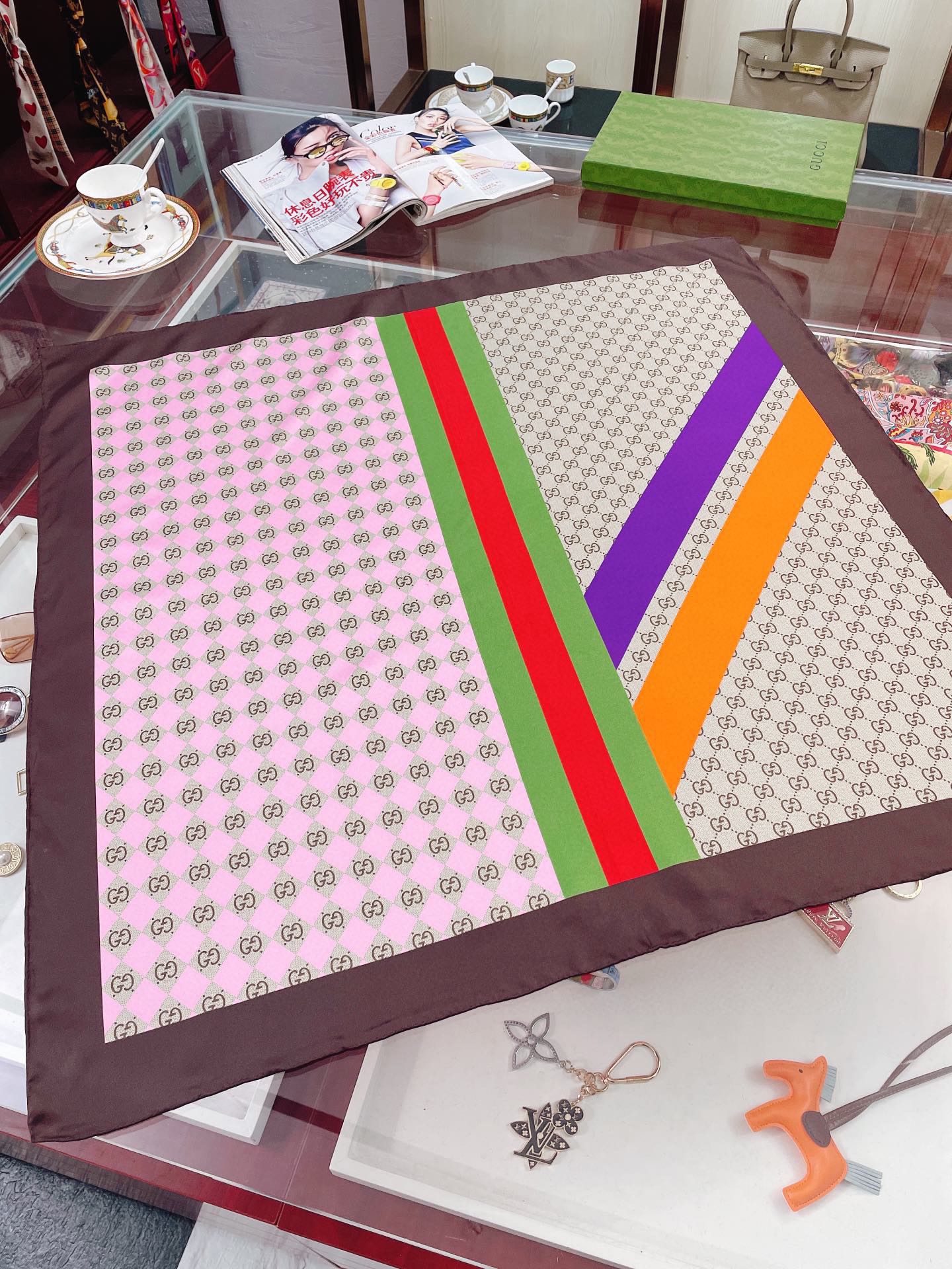 Gucci Geometric GG Print Twill Beige and Dark Green Scarf 90cm/35in 682469 3G001 9766