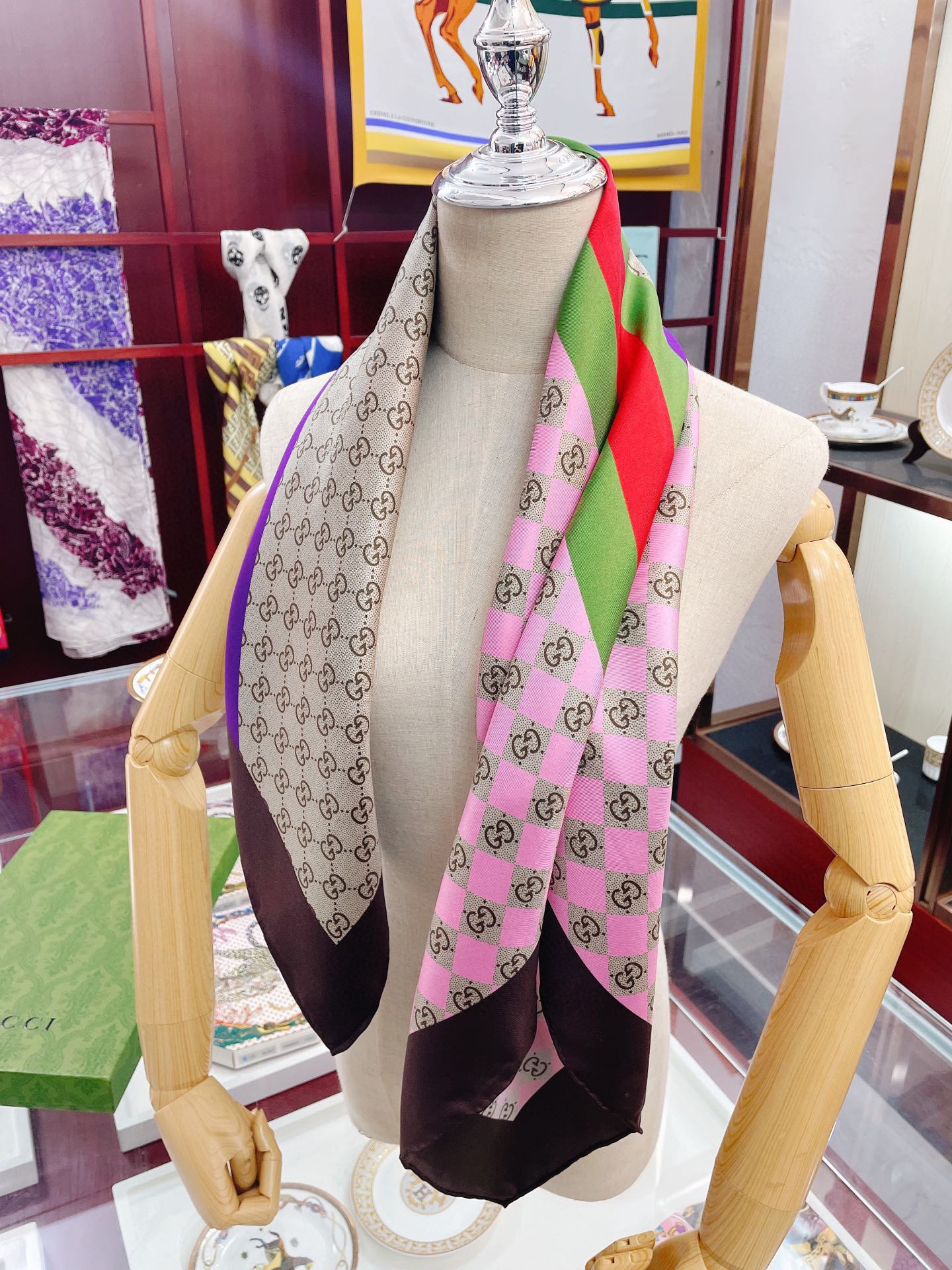 Gucci Geometric GG Print Twill Beige and Dark Green Scarf 90cm/35in 682469 3G001 9766 - Image 5