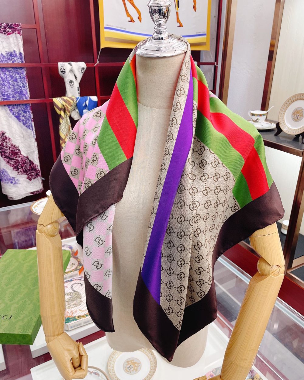 Gucci Geometric GG Print Twill Beige and Dark Green Scarf 90cm/35in ‎682469 3G001 9766 