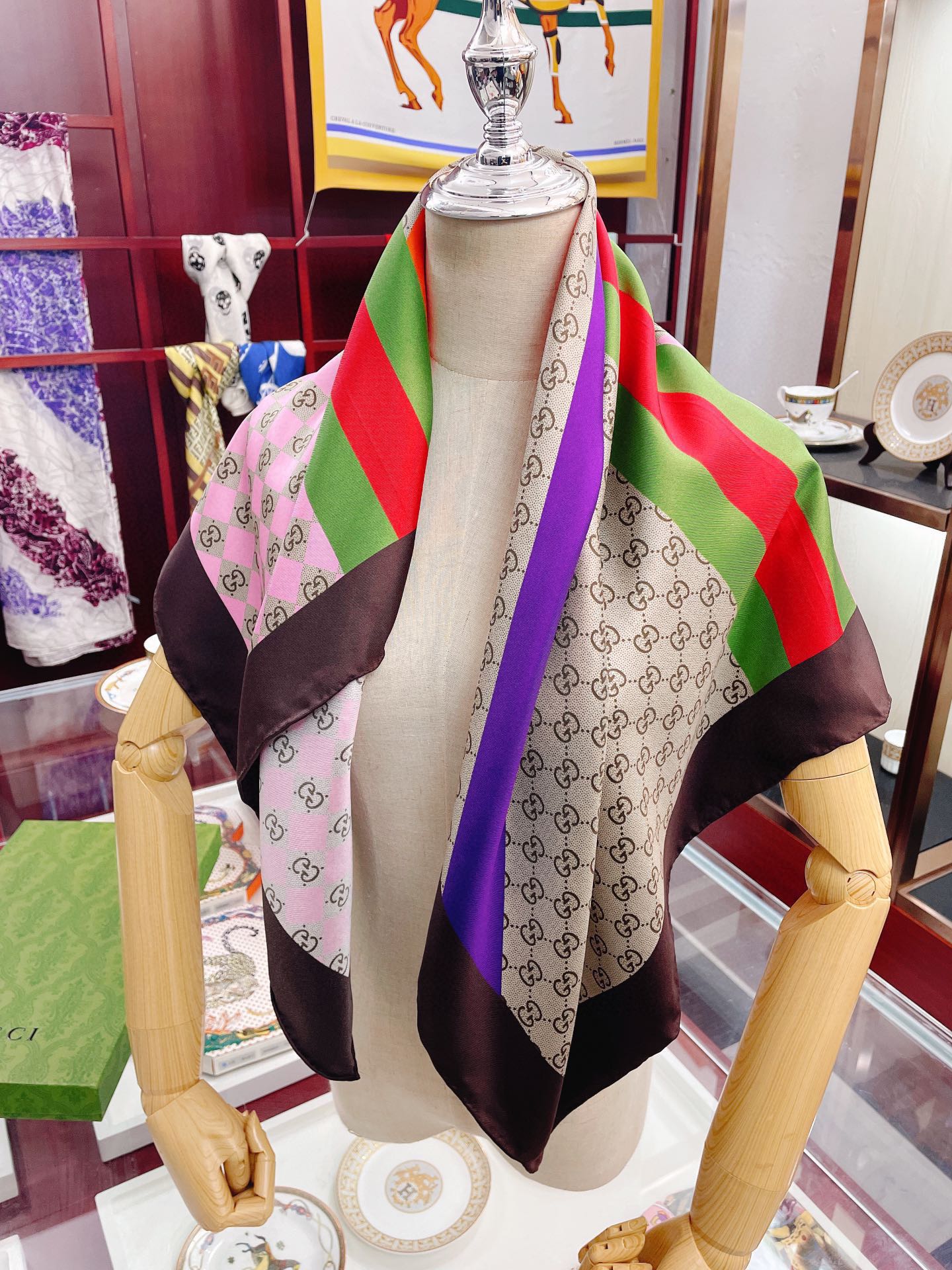 Gucci Geometric GG Print Twill Beige and Dark Green Scarf 90cm/35in 682469 3G001 9766 - Image 6