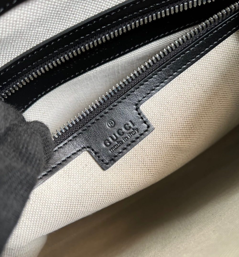 1:1 Replica Gucci GG Embossed Medium Messenger Bag Black GG Embossed For Men 12in/31cm GG 696009 1W3CN 1000