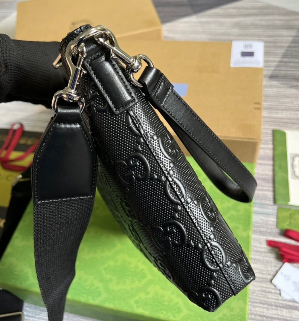 1:1 Replica Gucci GG Embossed Medium Messenger Bag Black GG Embossed For Men 12in/31cm GG 696009 1W3CN 1000