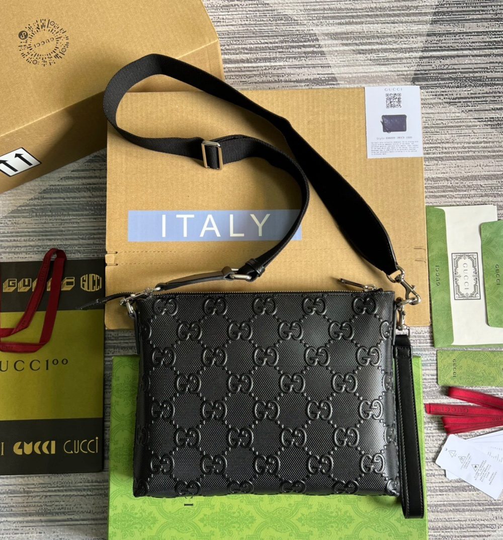 1:1 Replica Gucci GG Embossed Medium Messenger Bag Black GG Embossed For Men 12in/31cm GG 696009 1W3CN 1000