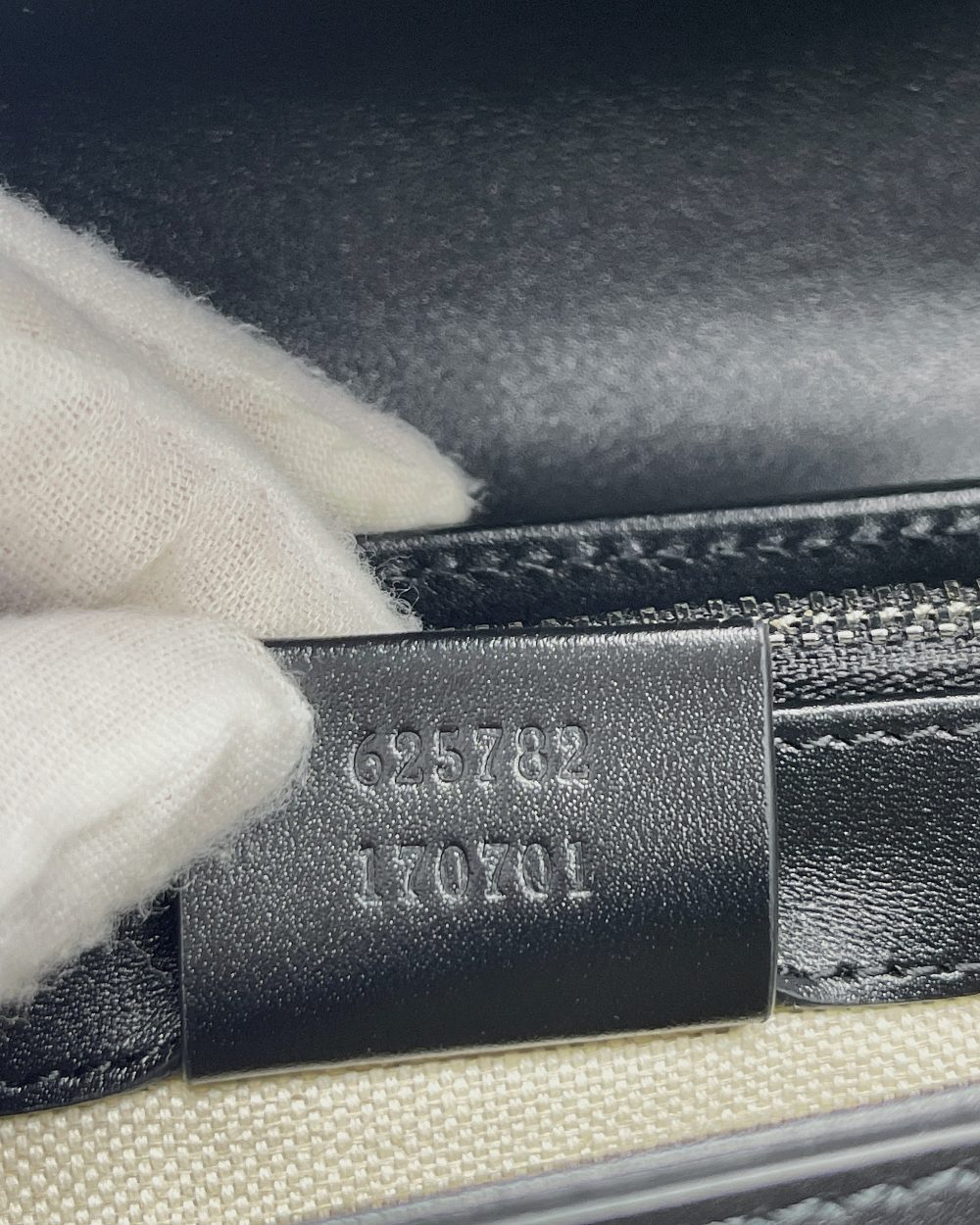 1:1 Replica Gucci GG Embossed Messenger Bag Black GG Embossed For Men 8.1in/20.5cm GG 625782 1W3AN 1000465