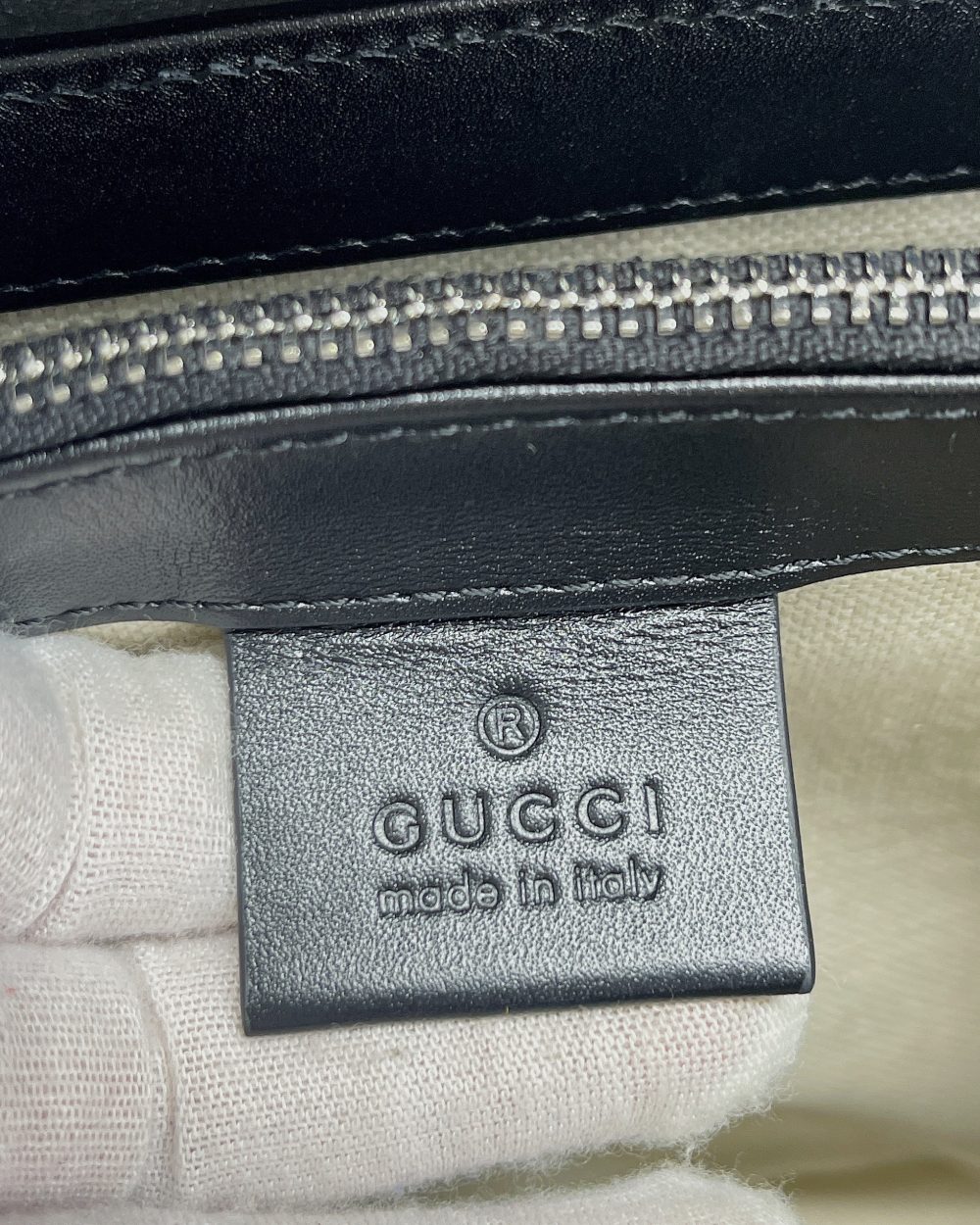 1:1 Replica Gucci GG Embossed Messenger Bag Black GG Embossed For Men 8.1in/20.5cm GG 625782 1W3AN 1000465