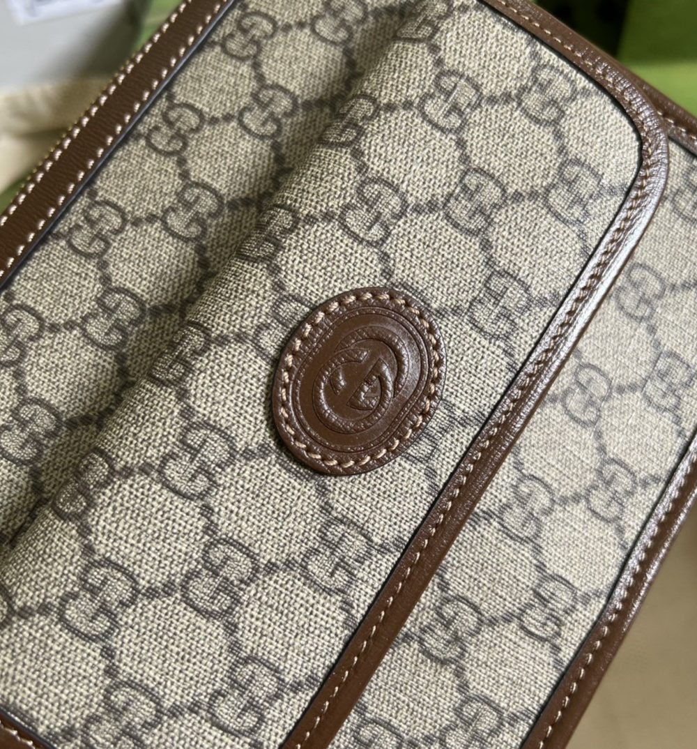 1:1 Replica Gucci Messenger Bag With Interlocking G Beige And Ebony GG Supreme Canvas And Brown For Men 8in/21cm GG 674164 92THG