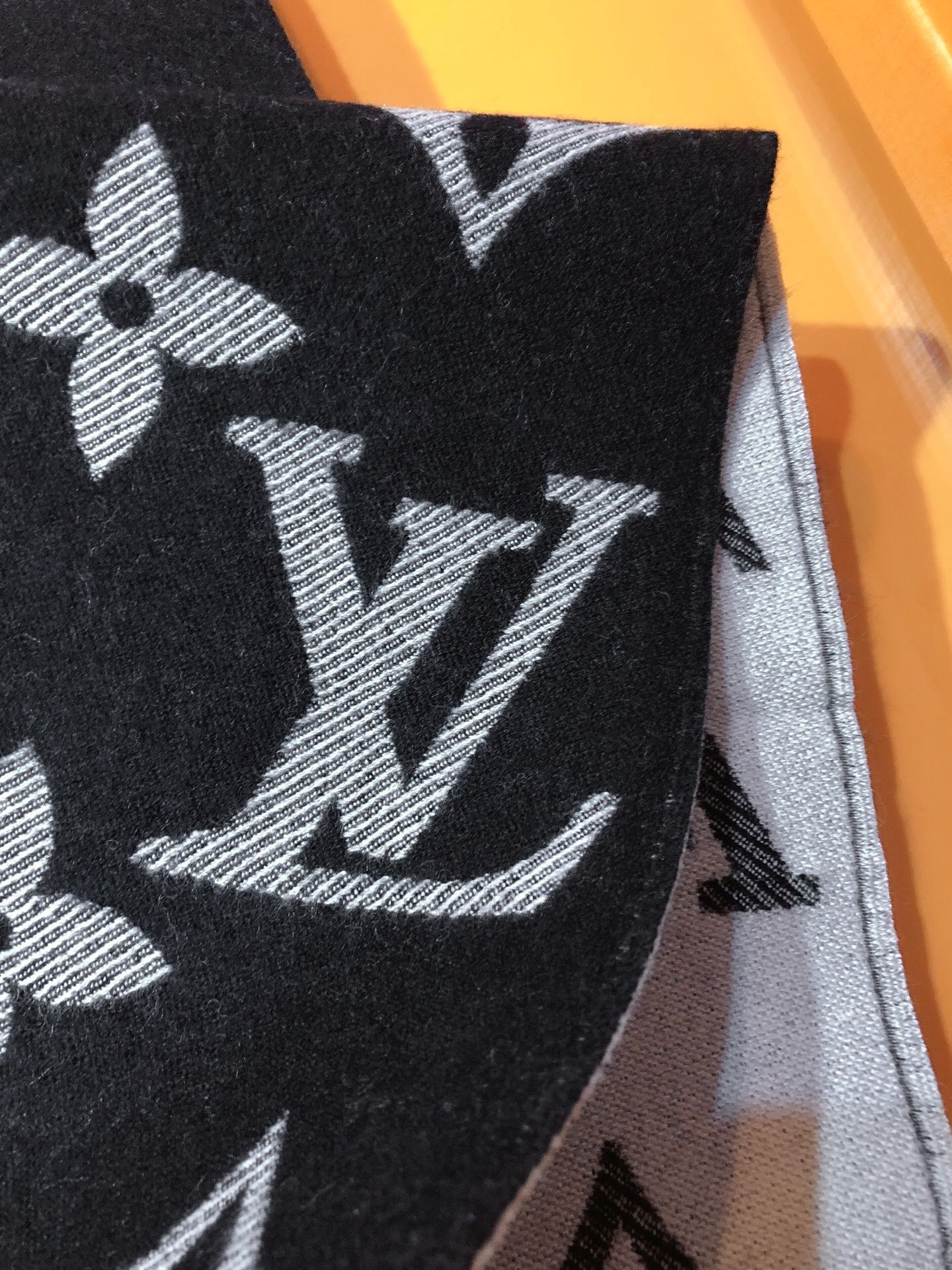 LV Essential Monogram Black/White Scarf - Image 8
