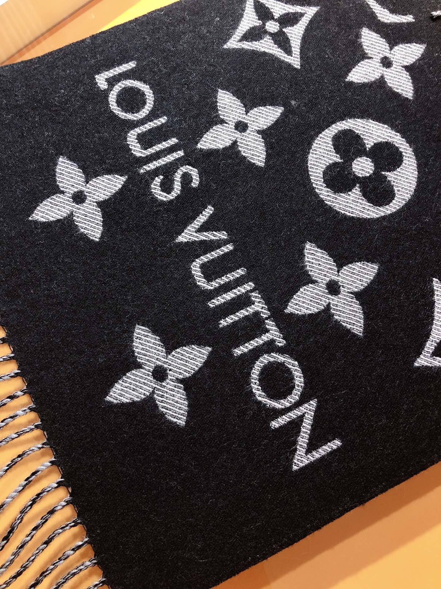 LV Essential Monogram Black/White Scarf - Image 7