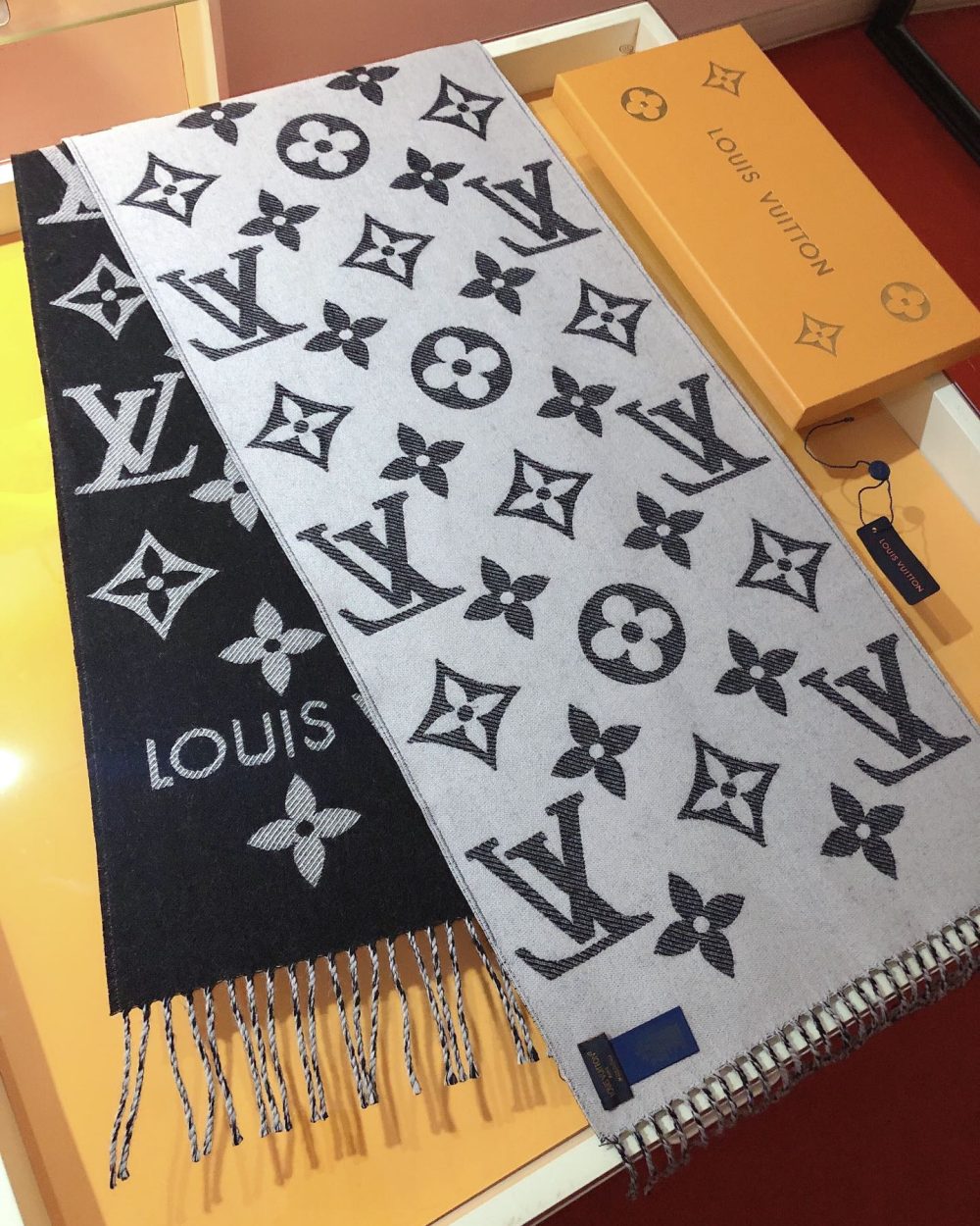 LV Essential Monogram Black/White Scarf