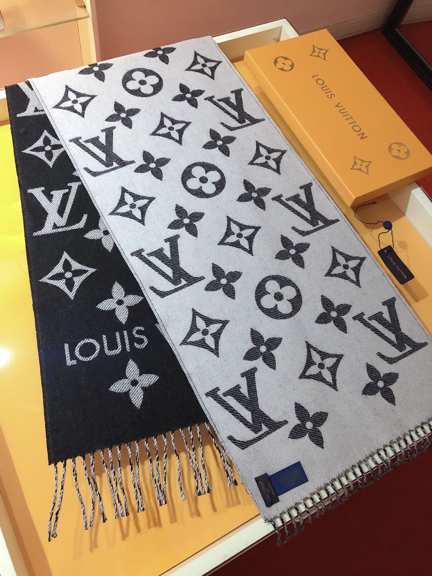 LV Essential Monogram Black/White Scarf - Image 4
