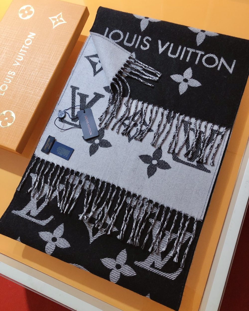 LV Essential Monogram Black/White Scarf