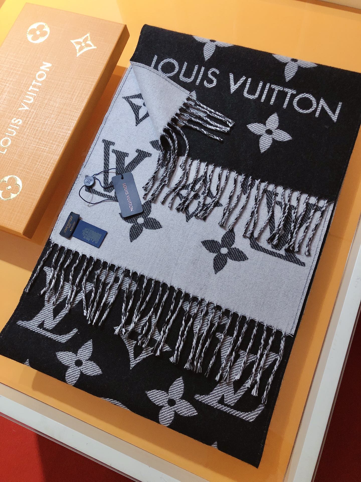 LV Essential Monogram Black/White Scarf - Image 10