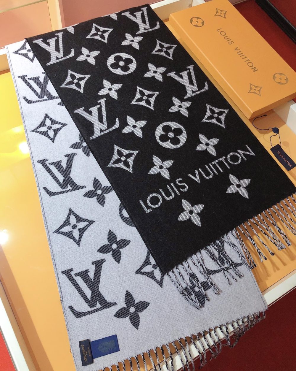 LV Essential Monogram Black/White Scarf